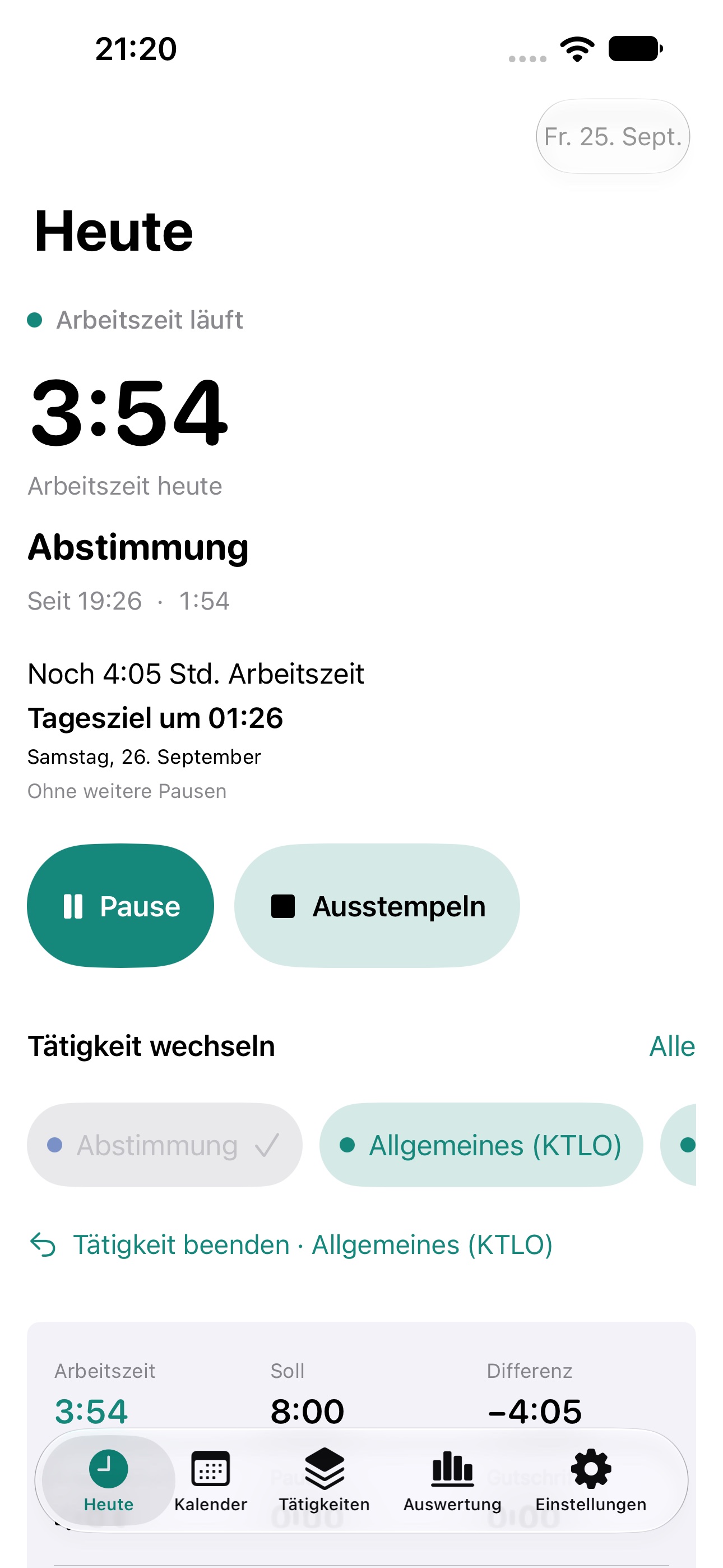 Zeitkern auf dem iPhone: laufende Erfassung, Pausentaste und Tagesübersicht mit fiktiven Beispieldaten.